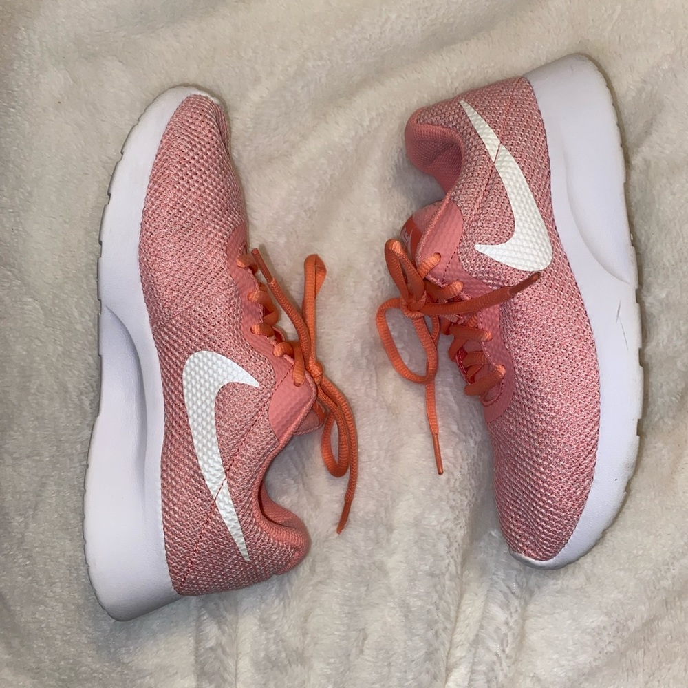 Nike Tanjun women’s pink running shoes in size 6.5